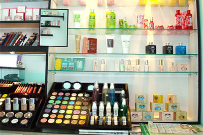 艾米爾彩妝加盟費(fèi)用解析 開啟化妝品零售事業(yè)的投資指南